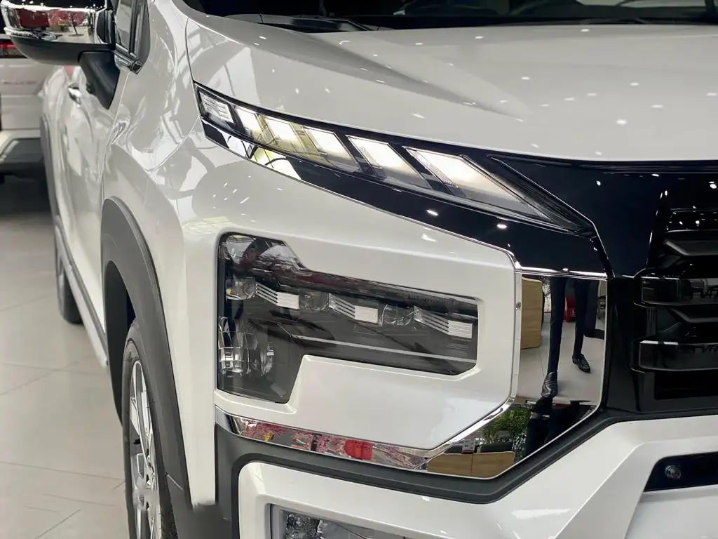 Giá xe Xpander Cross